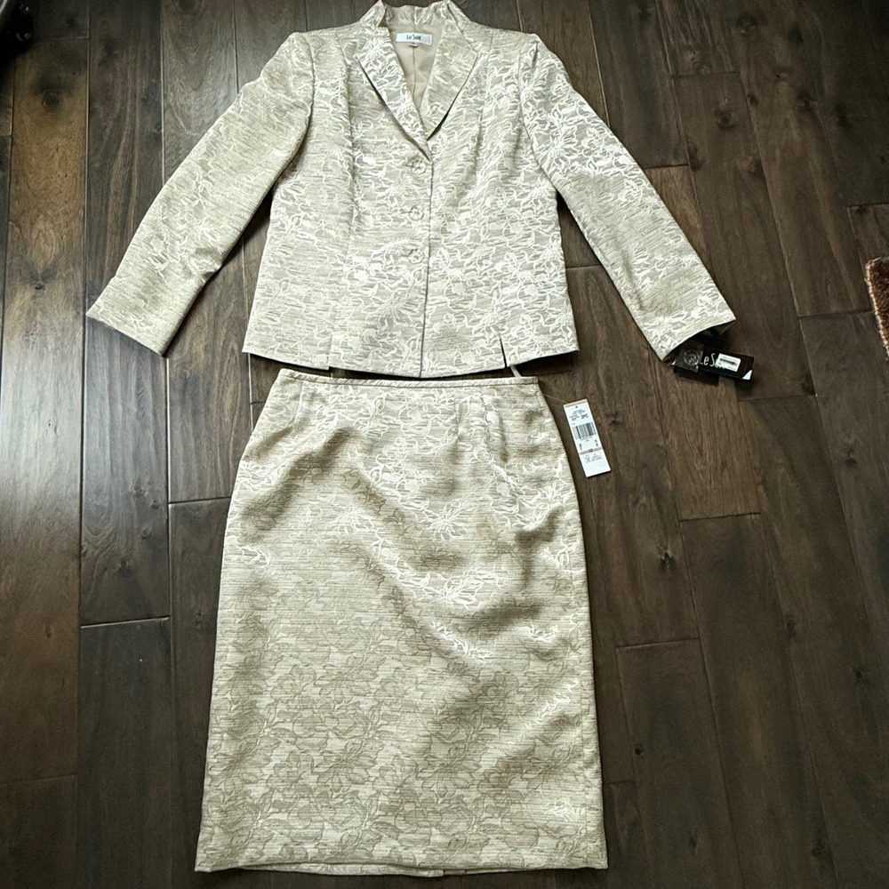 Le‎ Suit Skirt Suit NWT Size 12 Champagne Floral Jacquard  Formal Wedding Chrch
